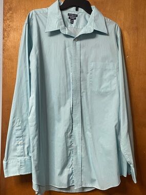 Croft & Barrow Men’s Light Blue Button-Up Dress Shirt